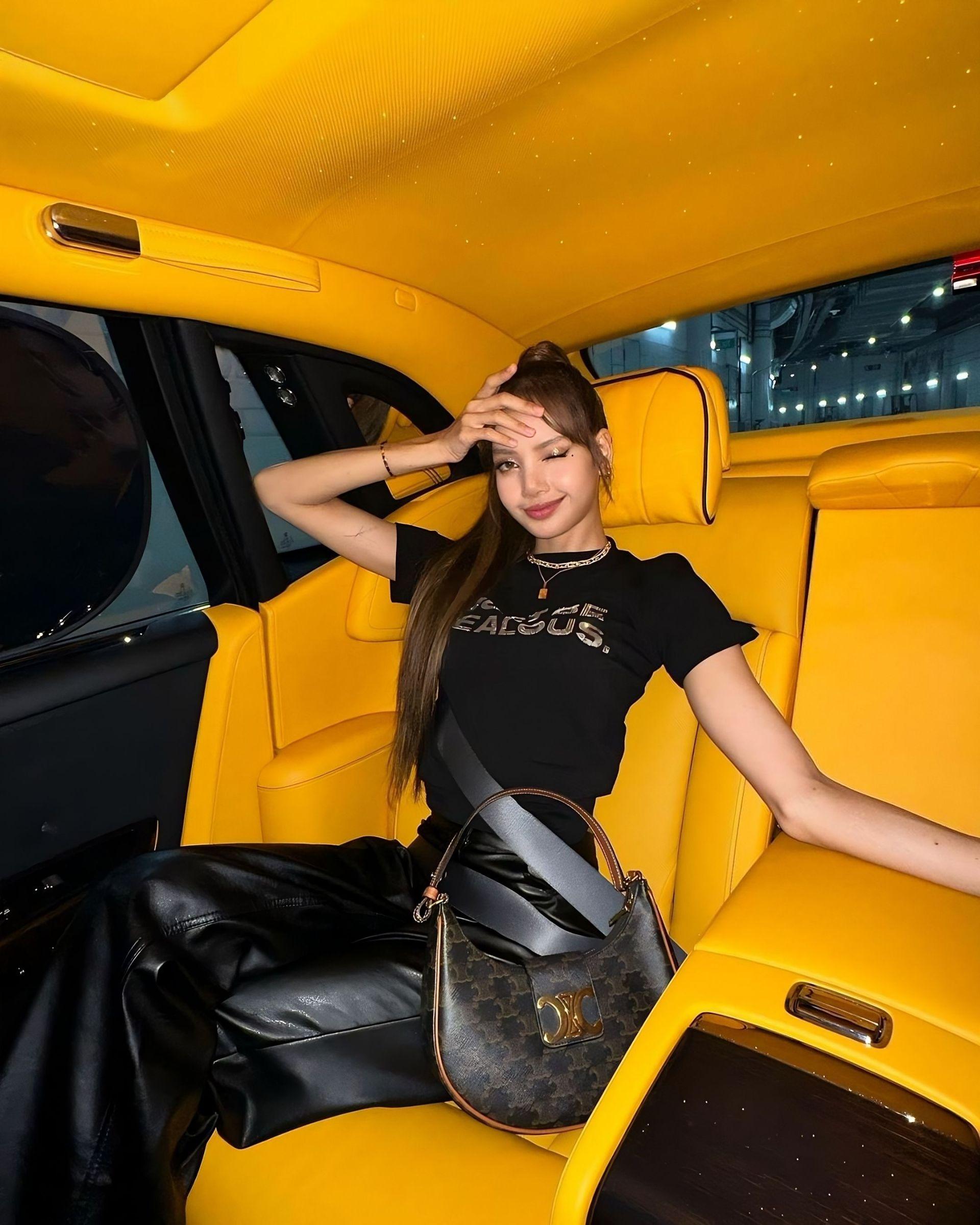 以短版上衣及皮褲搭配標誌印花牛皮革AVA TRIOMPHE手袋,塑造俐落率性造型。