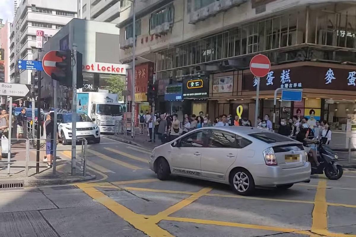 私家車擬逆線轉入登打士街不果,倒後返回彌敦道時仍然逆線。(網民梁銘球@FB群組「車cam L(香港群組)」)