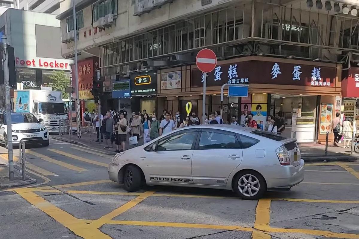私家車擬逆線轉入登打士街不果,倒後返回彌敦道時仍然逆線。(網民梁銘球@FB群組「車cam L(香港群組)」)