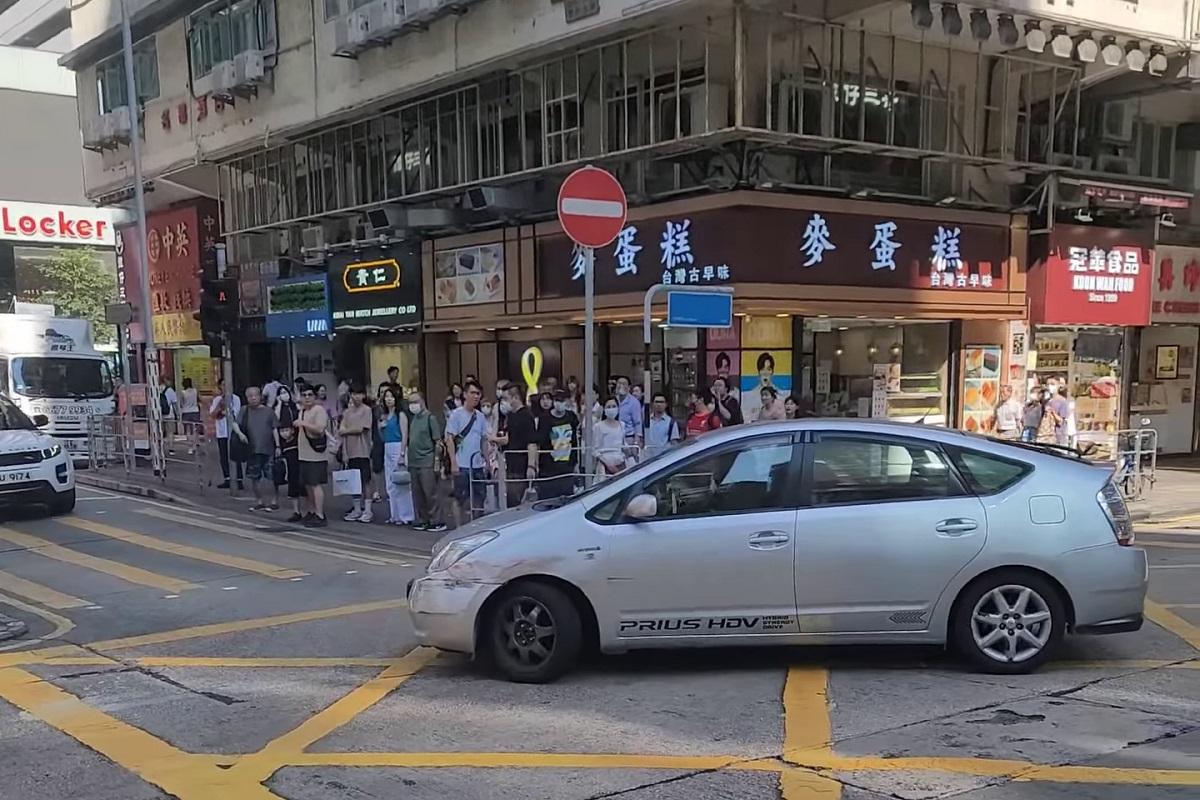 私家車擬逆線轉入登打士街不果,倒後返回彌敦道時仍然逆線。(網民梁銘球@FB群組「車cam L(香港群組)」)