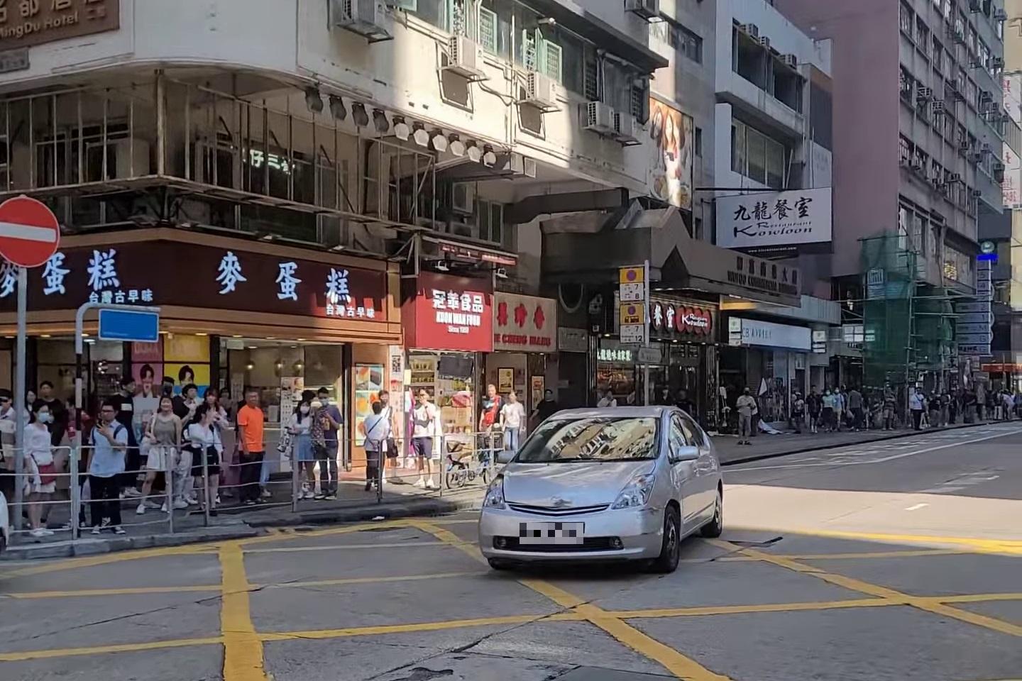 私家車擬逆線轉入登打士街不果,倒後返回彌敦道時仍然逆線。(網民梁銘球@FB群組「車cam L(香港群組)」)