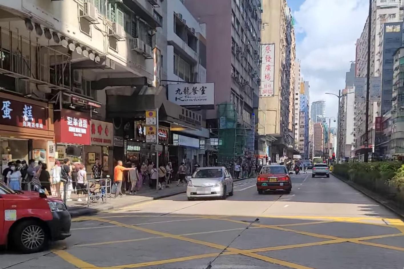 私家車擬逆線轉入登打士街不果,倒後返回彌敦道時仍然逆線。(網民梁銘球@FB群組「車cam L(香港群組)」)