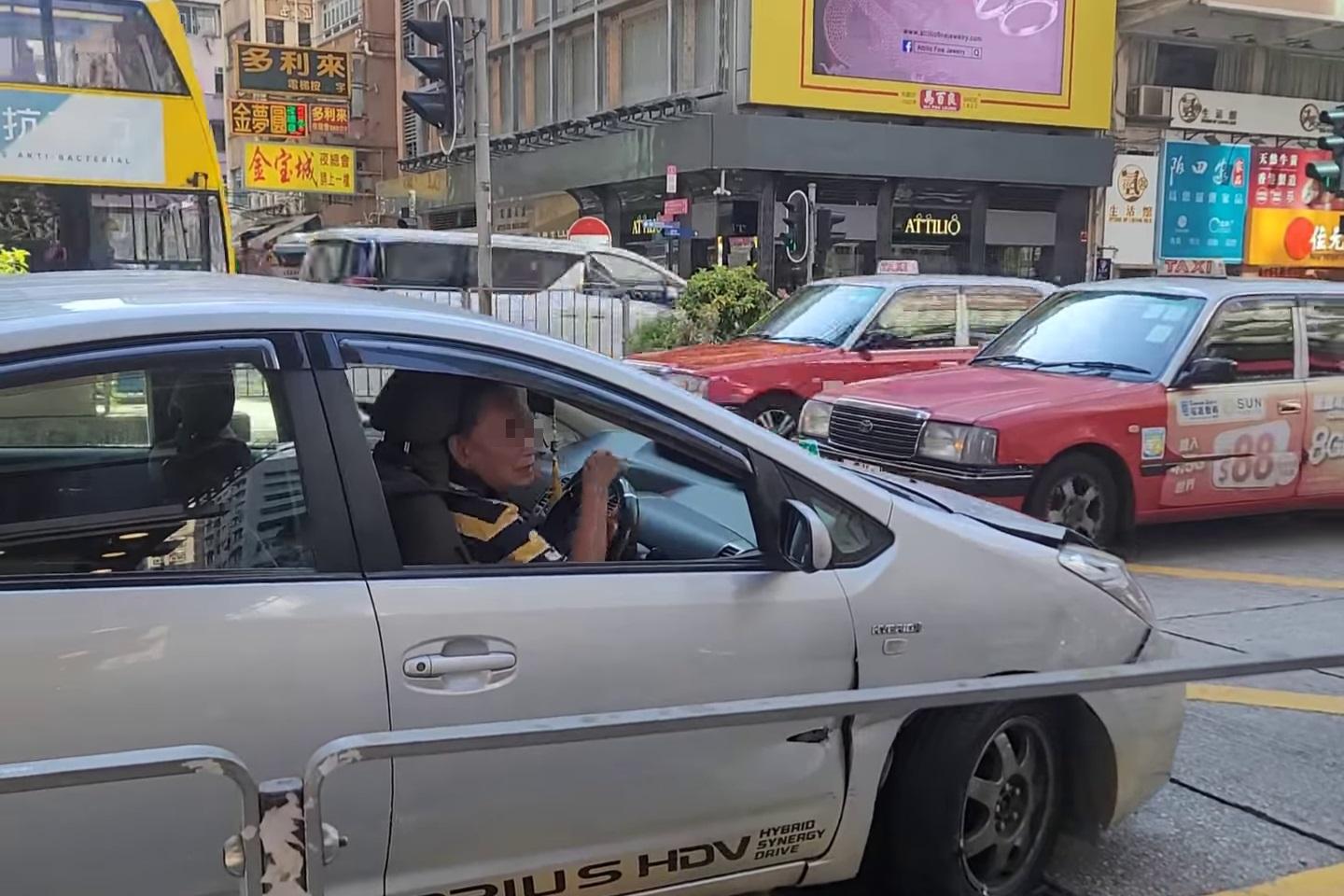 私家車擬逆線轉入登打士街不果,倒後返回彌敦道時仍然逆線。(網民梁銘球@FB群組「車cam L(香港群組)」)