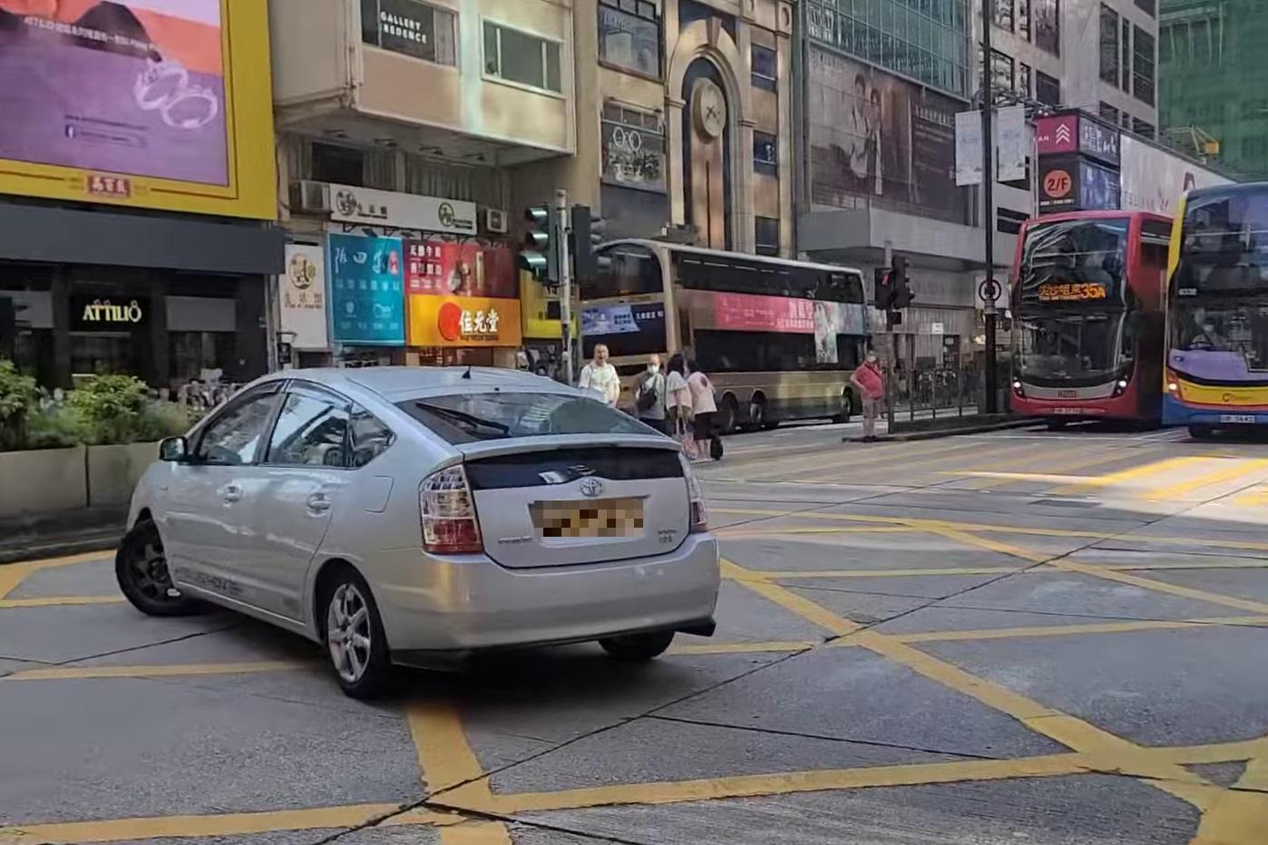 私家車擬逆線轉入登打士街不果,倒後返回彌敦道時仍然逆線。(網民梁銘球@FB群組「車cam L(香港群組)」)