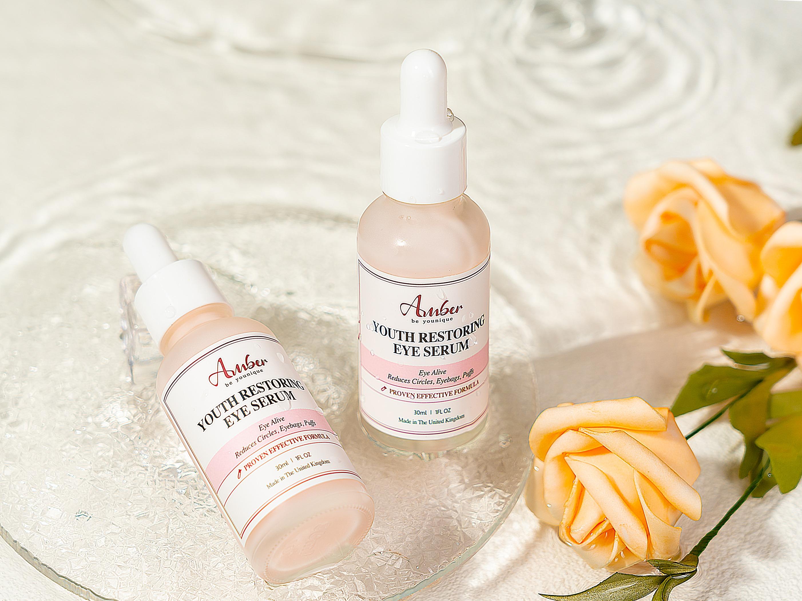 逆時光眼部精華 $438 水潤質地可被迅速吸收,蘊含萃取蠟菊精華及天然提煉鯊烯,加強眼部微循環,促進眼周肌膚緊緻回彈,同時淡化黑眼圈,提亮雙眼。