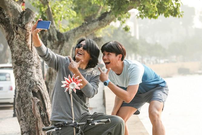 柯煒林與周潤發在《別叫我"賭神"》合演父子。