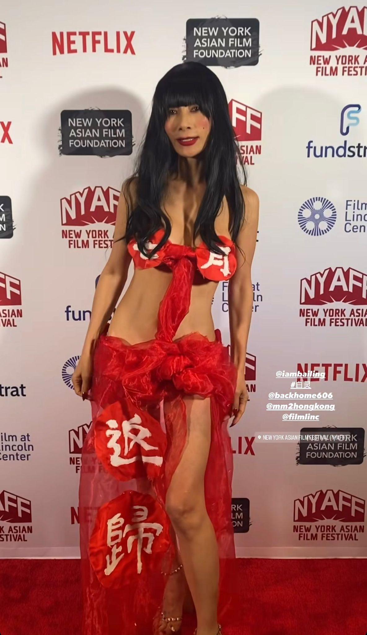 白靈例牌以一身騎呢打扮登場。