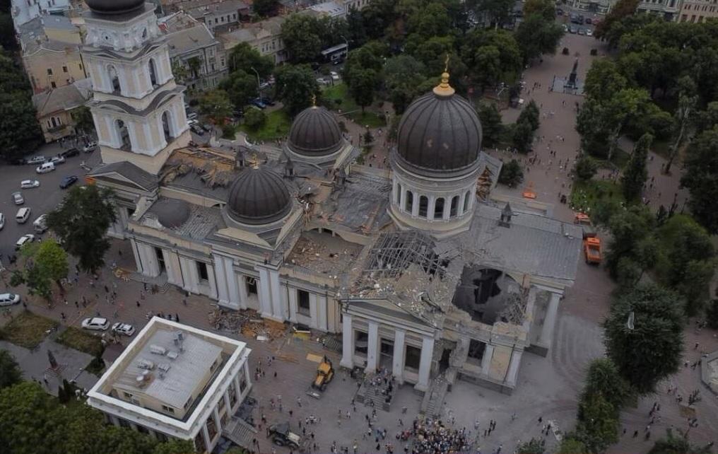 俄軍的導彈攻擊催毀歷史悠久的主顯聖容大教堂,引發眾怒。(路透社)