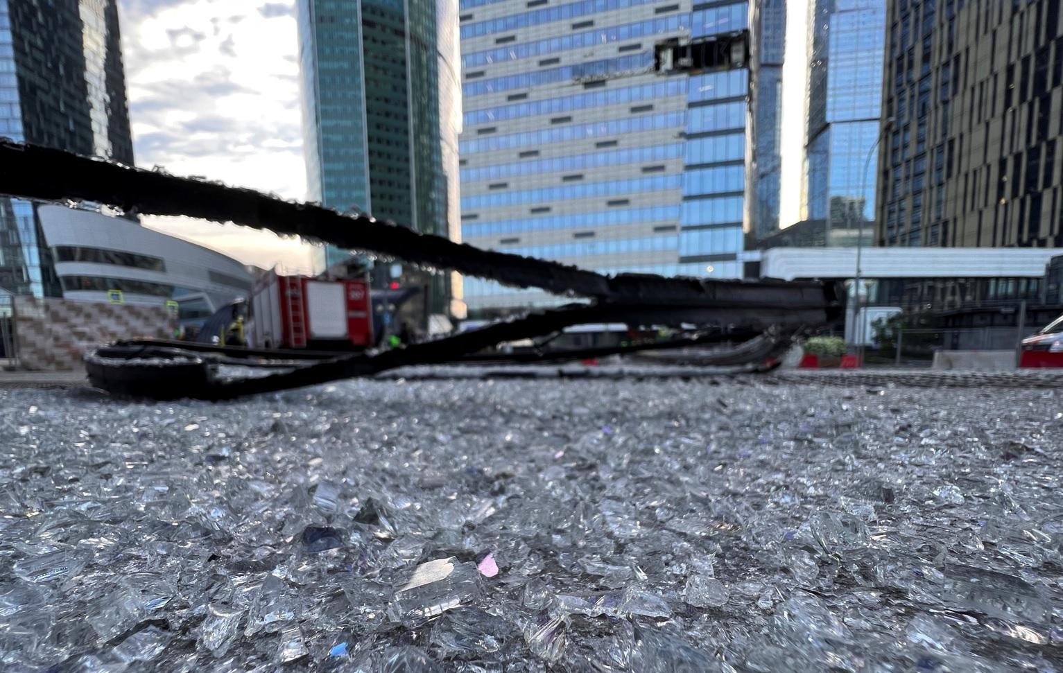 烏克蘭無人機襲擊莫斯科,損毀辦公大樓,地上布滿玻璃碎。(路透社)