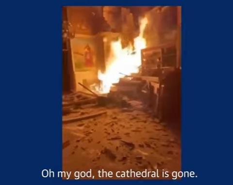 俄軍的導彈攻擊催毀歷史悠久的主顯聖容大教堂,現場火光熊熊。(互聯網)