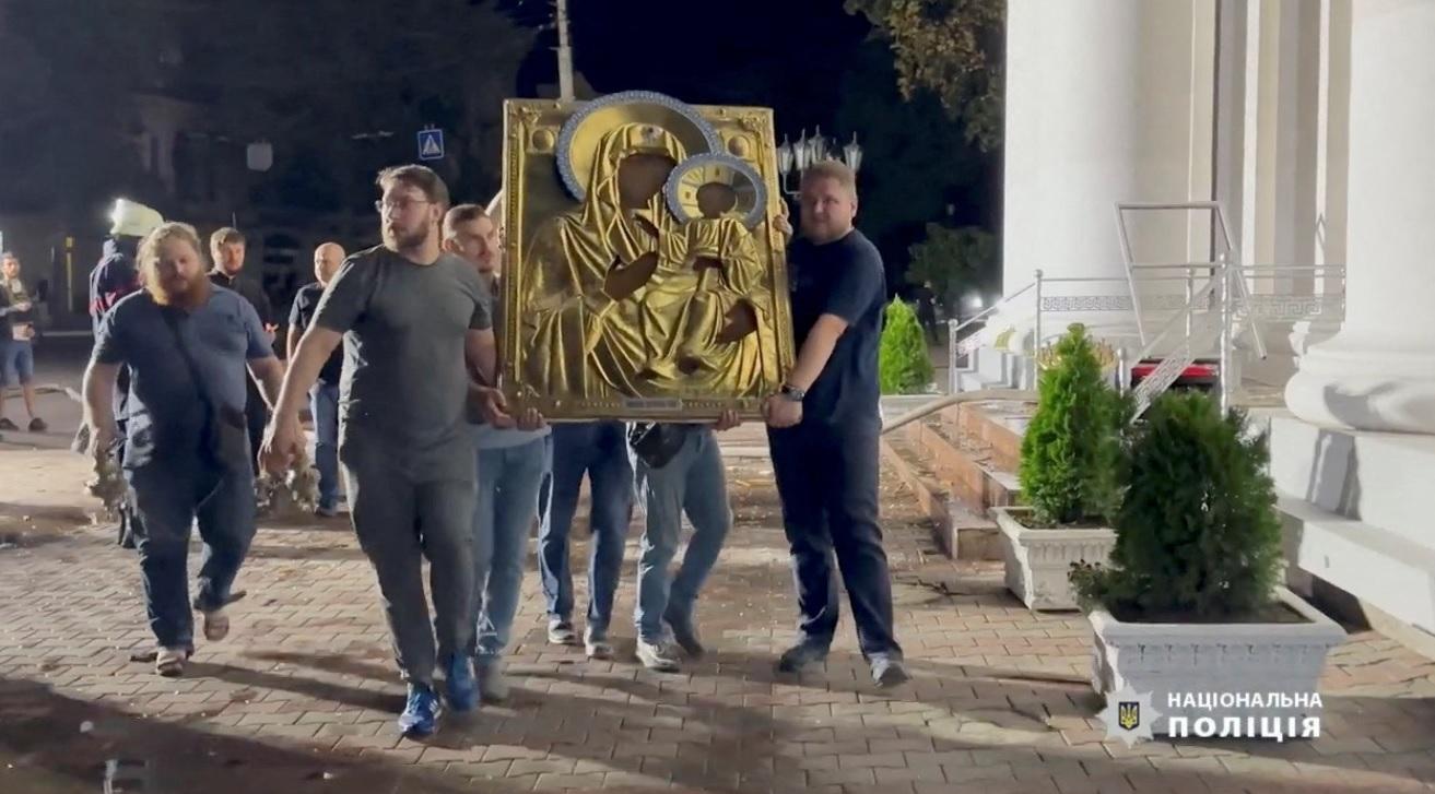 俄軍的導彈攻擊催毀歷史悠久的主顯聖容大教堂,工作人員移走文物。(路透社)