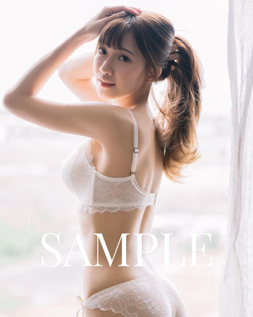 冼迪琦宣布「畢業」後落實推出首本寫真集,剛公開的性感內衣造型震撼大批粉絲。