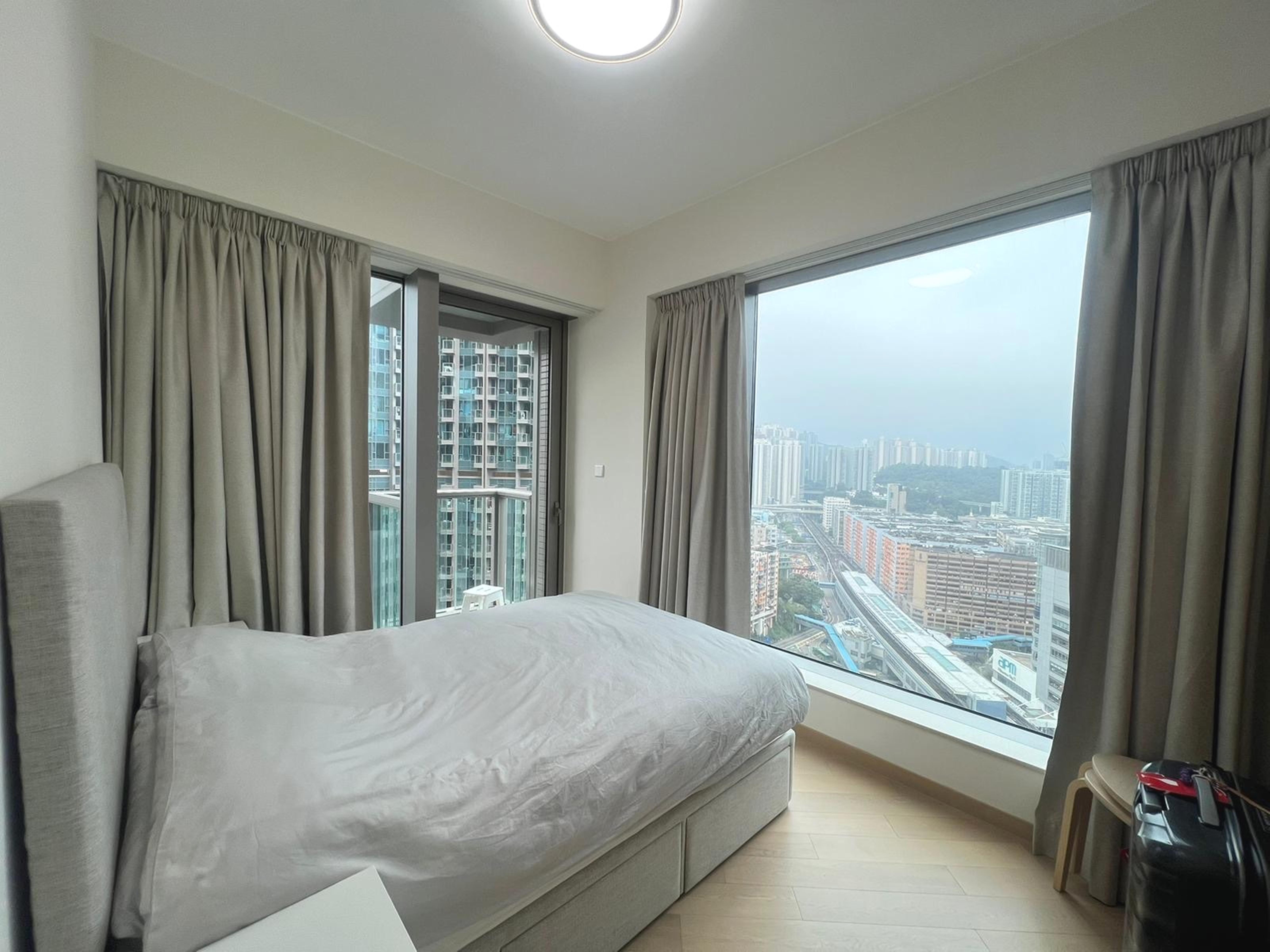 主人房附有小露台,外望超開揚觀塘市景。