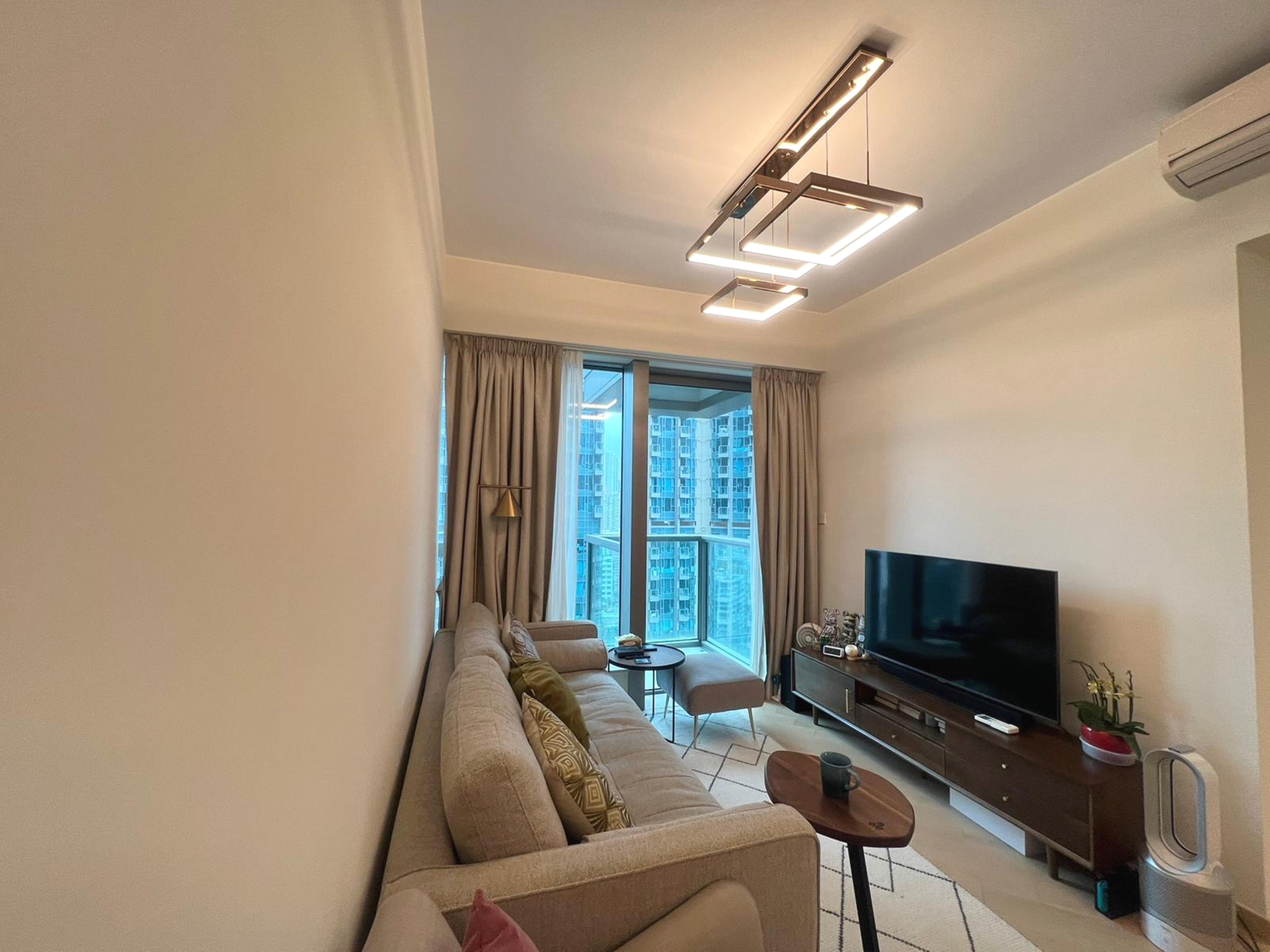 客廳外接小露台,整體裝修簇新。