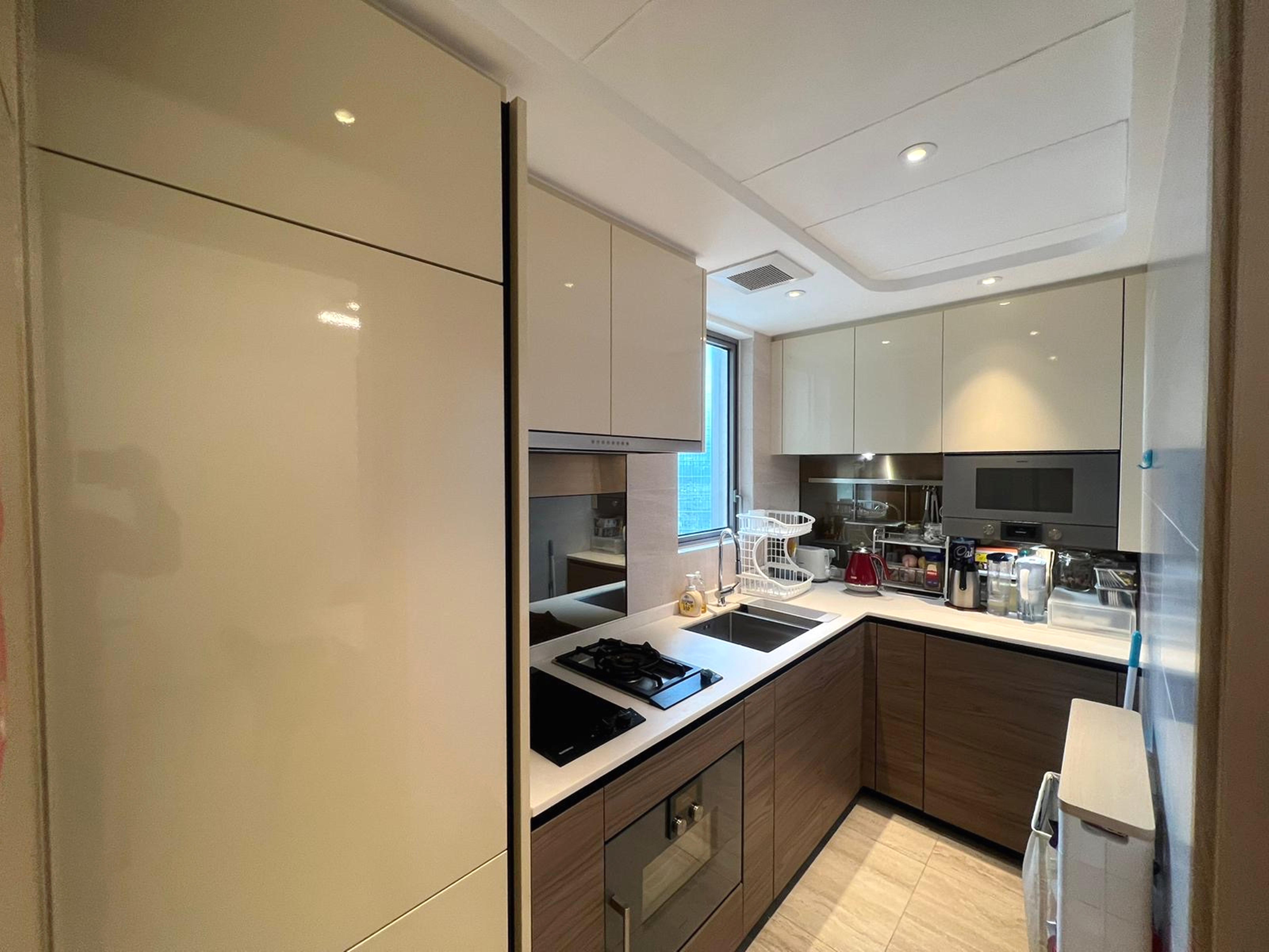 廚房空間算大,配套簇新齊全。