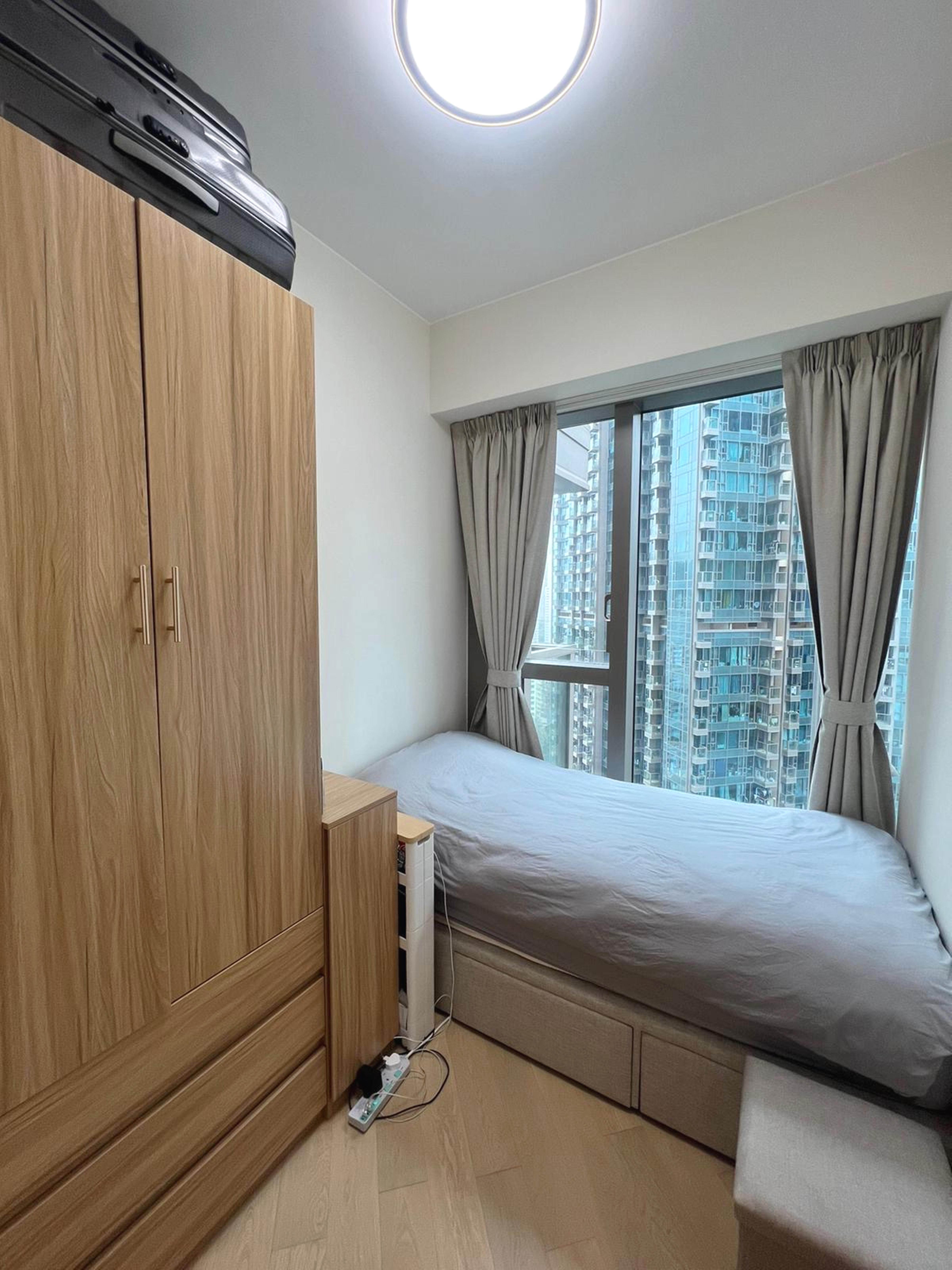 除主人房望觀塘開揚市景,其餘兩間睡房均以樓景為主。