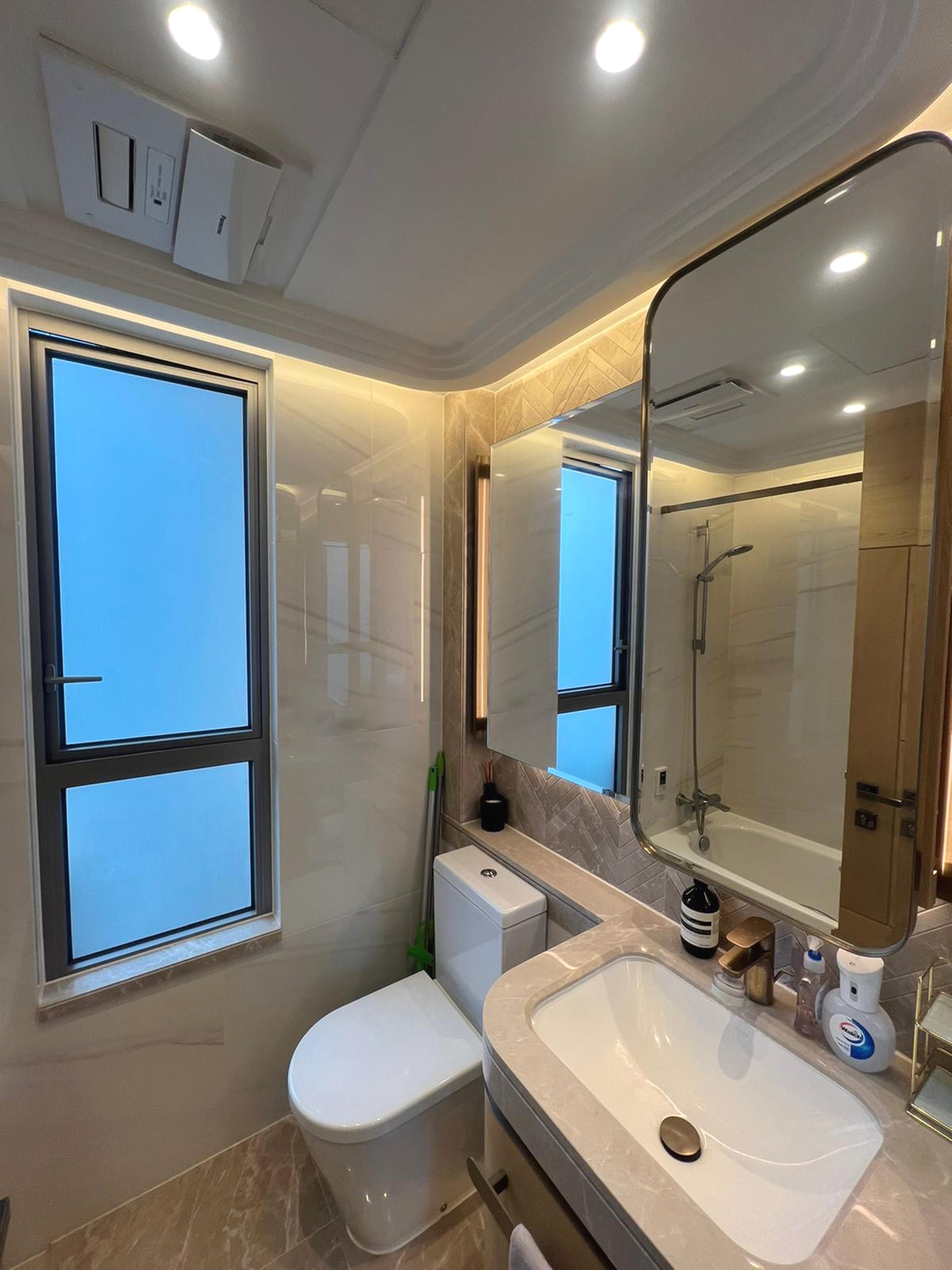 明廁浴室裝修為原裝發展商裝潢配套,新淨企理。