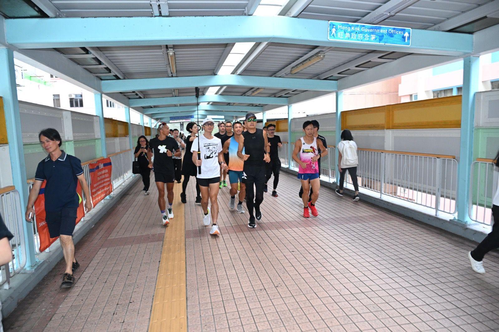 《別叫我〝賭神〞》在香港創先河,周潤發徒步跑了一整日戲院宣傳新戲。