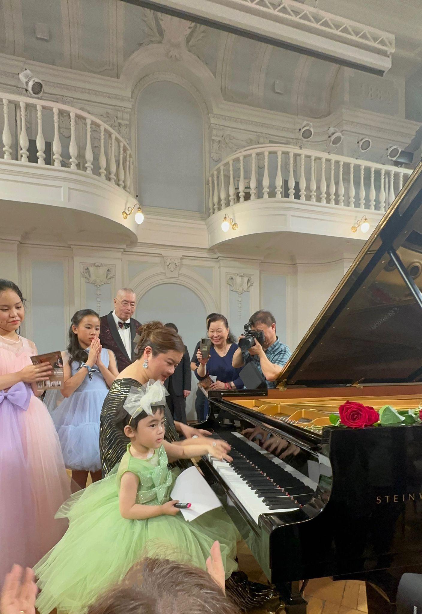 貝貝亳不怯場,跟媽媽四手聯彈《幸福拍手》兒歌。