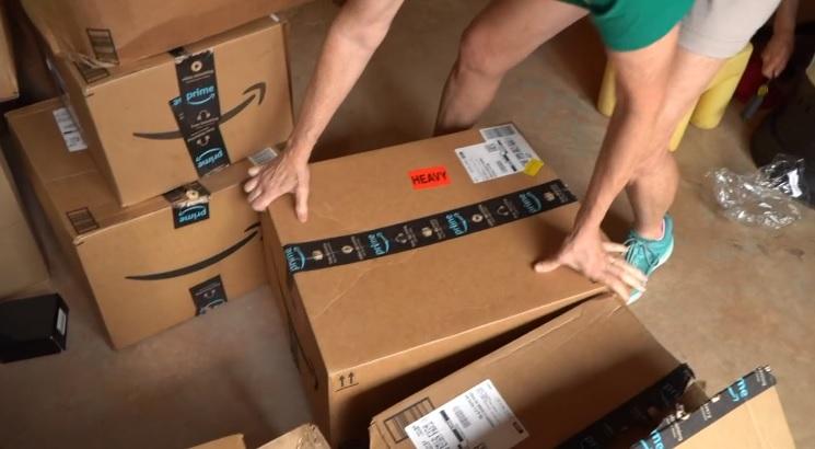 史密斯花時間處理逾百包裹。(互聯網)