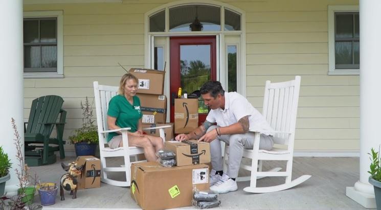 史密斯要花時間處理逾百包裹,感到十分頭痛。(互聯網)