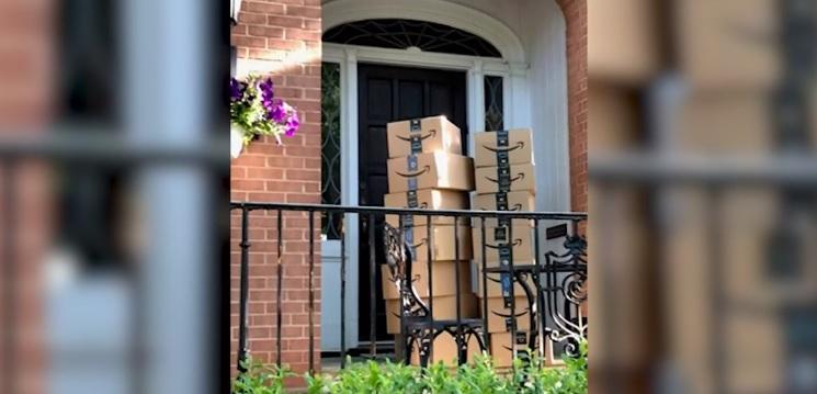 包裹堆在露台。(互聯網)