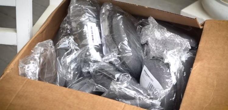 包裹裡的貨品。(互聯網)