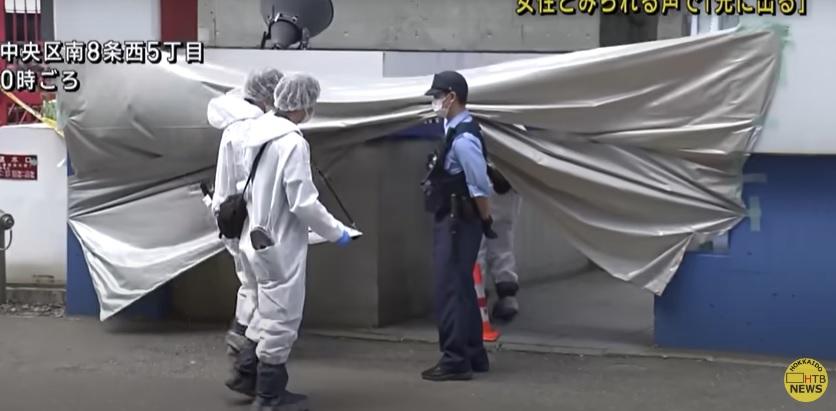 日本發生恐怖肢解案,警員在案發的札幌酒店搜證。(互聯網)