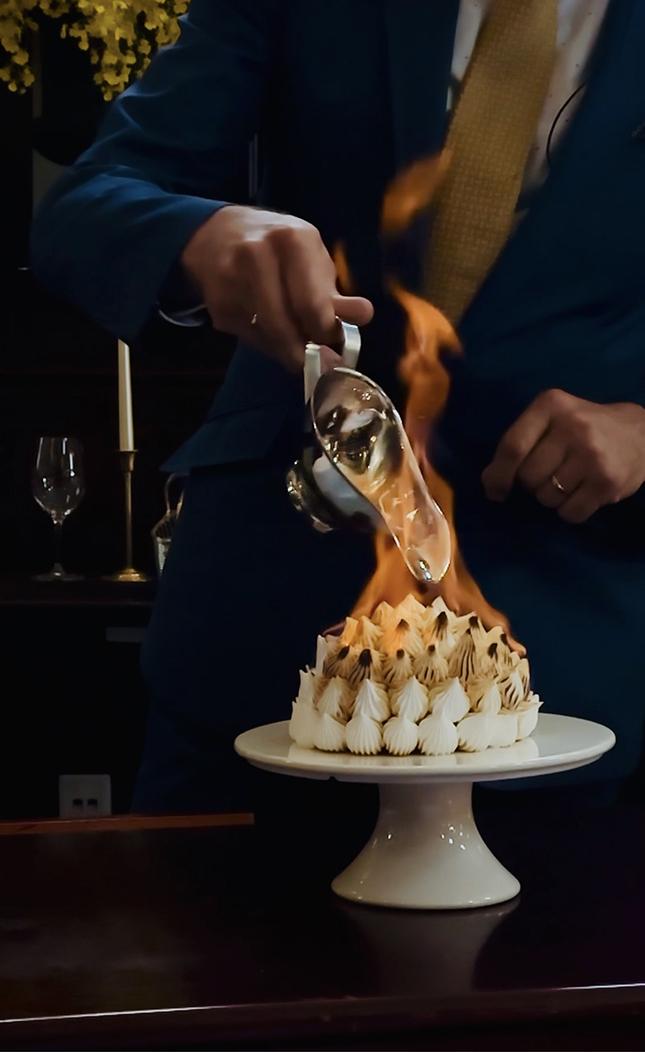 即席點火的焗雪山Baked Alaska,未吃先興奮!