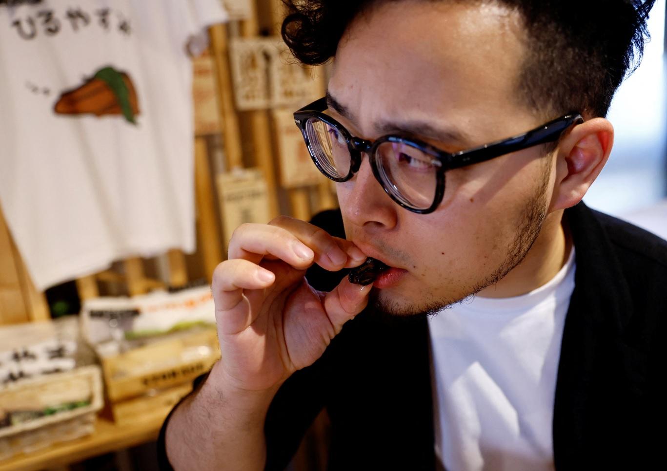 Takumi Yamamoto品嚐昆蟲料理。(路透社)