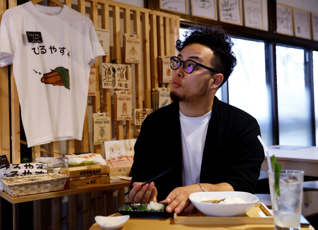 Takumi Yamamoto小時候會吃昆蟲,欣賞餐廳的昆蟲藝術裝飾。(路透社)