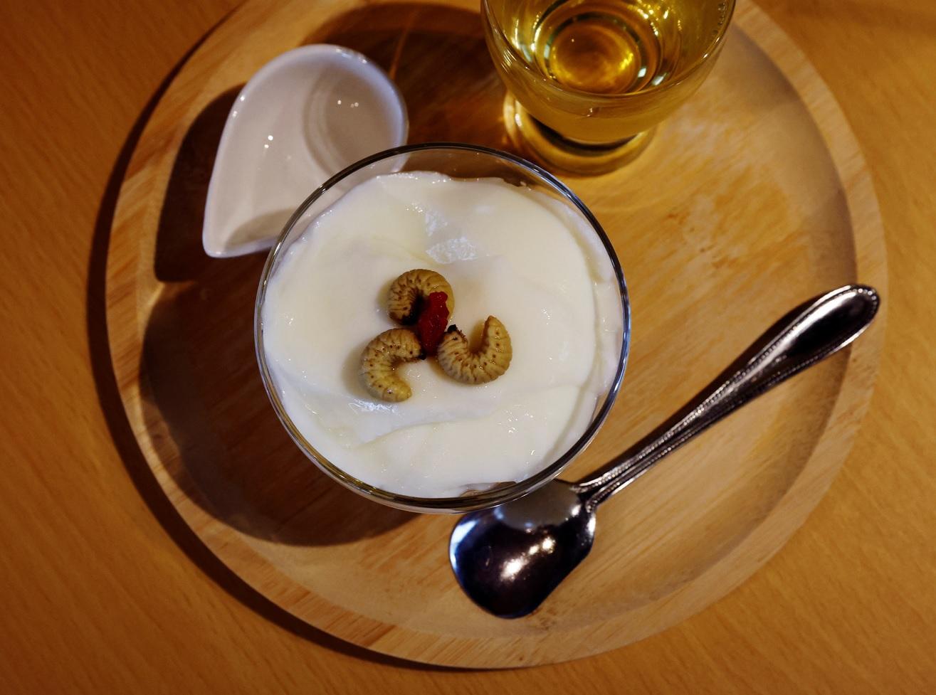 甲蟲幼蟲杏仁豆腐。(路透社)