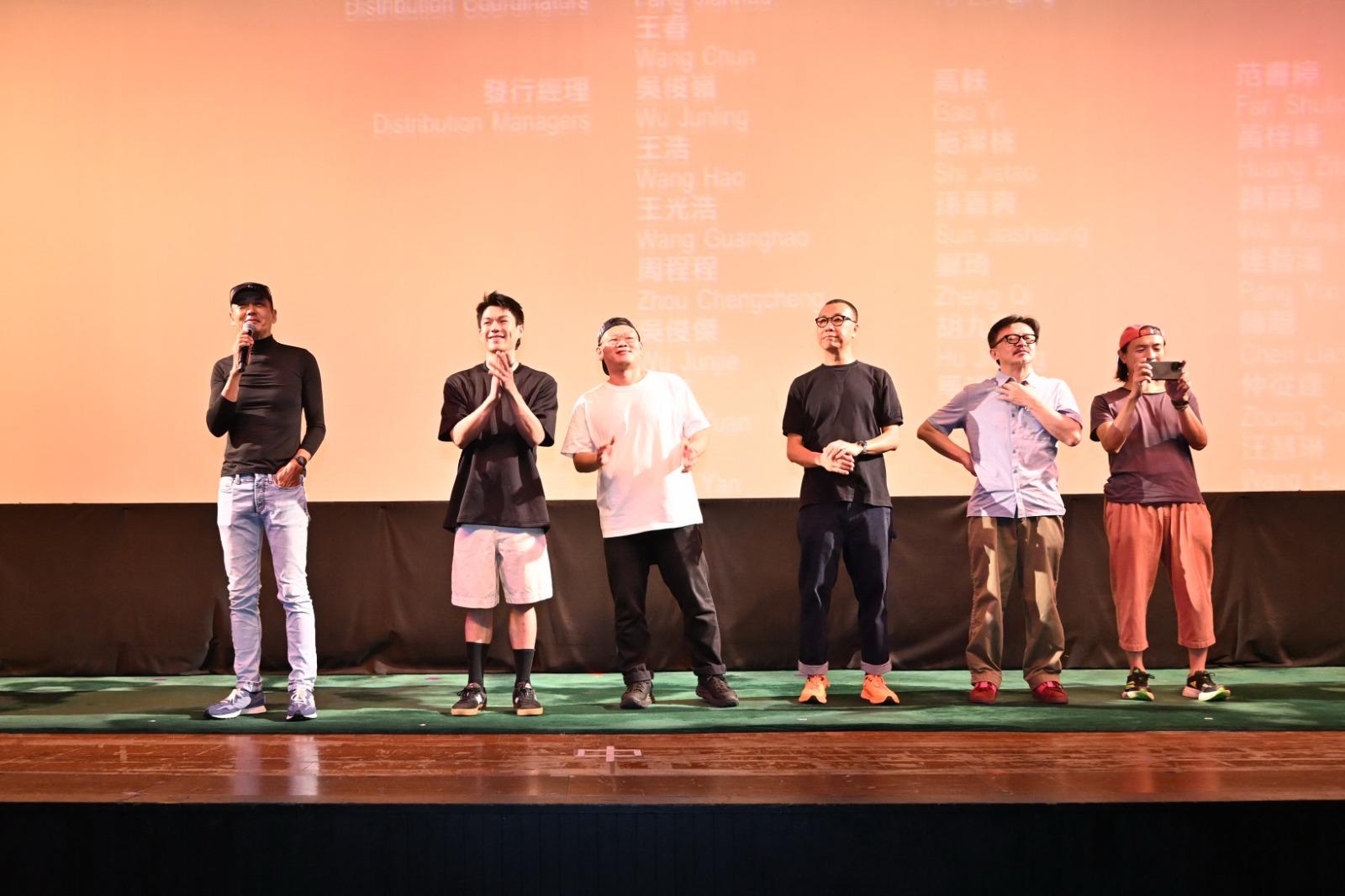 發哥在三號風球下,率領製作團隊和柯煒林、白只等謝票。