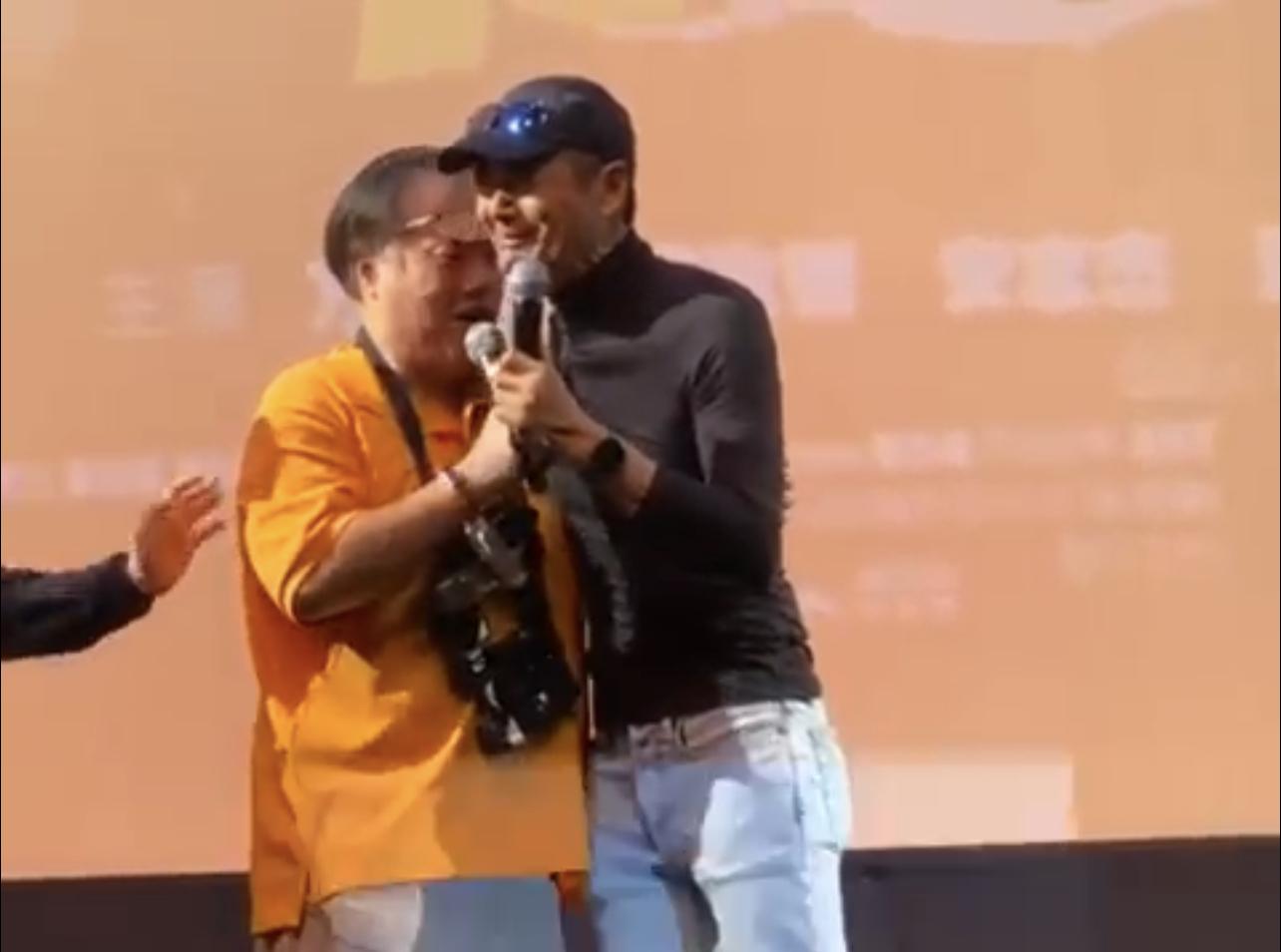 有支持發哥逾30年的粉絲,激動落淚,發哥上前抱抱。