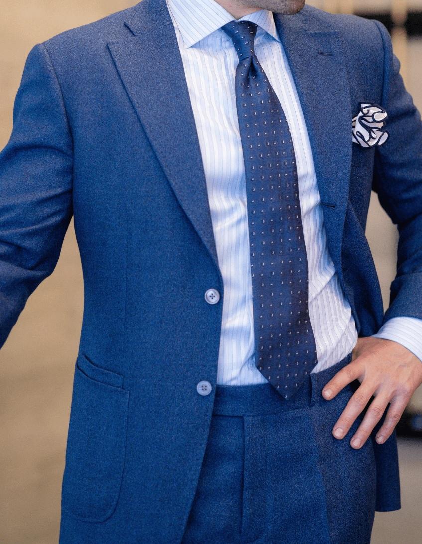 塔利班官員指領呔象徵十字架。(互聯網)