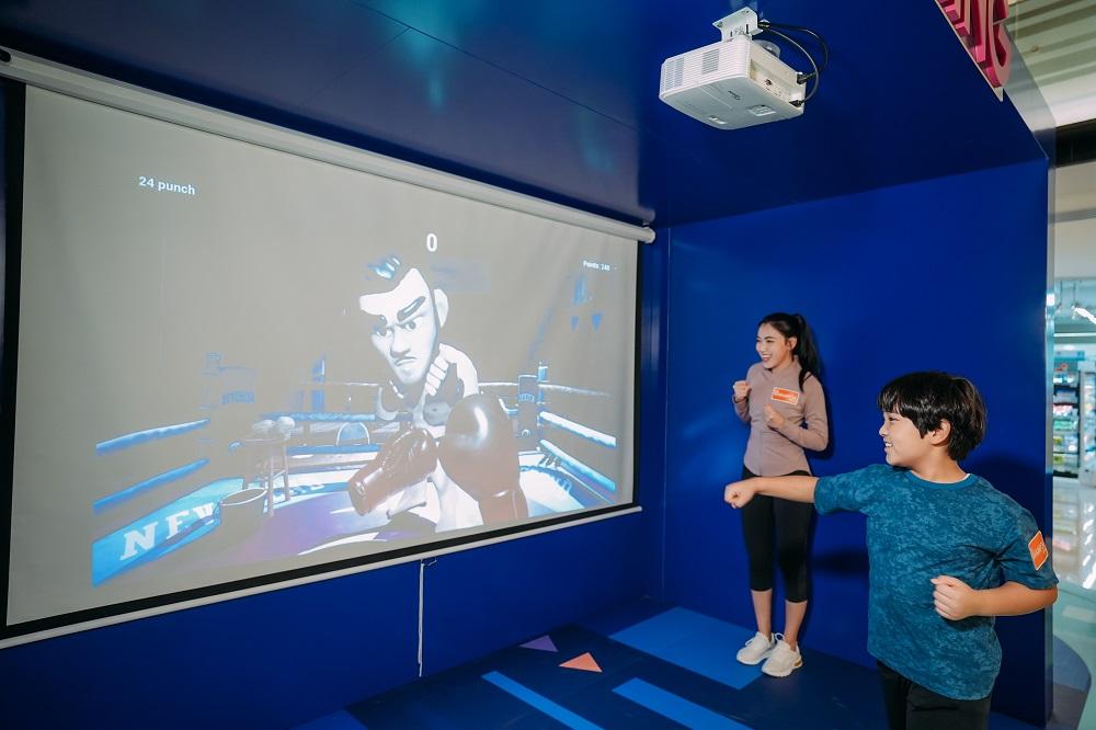 拳拳到肉│能與對手正面對決的拳擊遊戲,連接動作感應系統配合逼真的投影畫面,猶如置身格鬥場與對手進行現場一對一拳擊比賽。