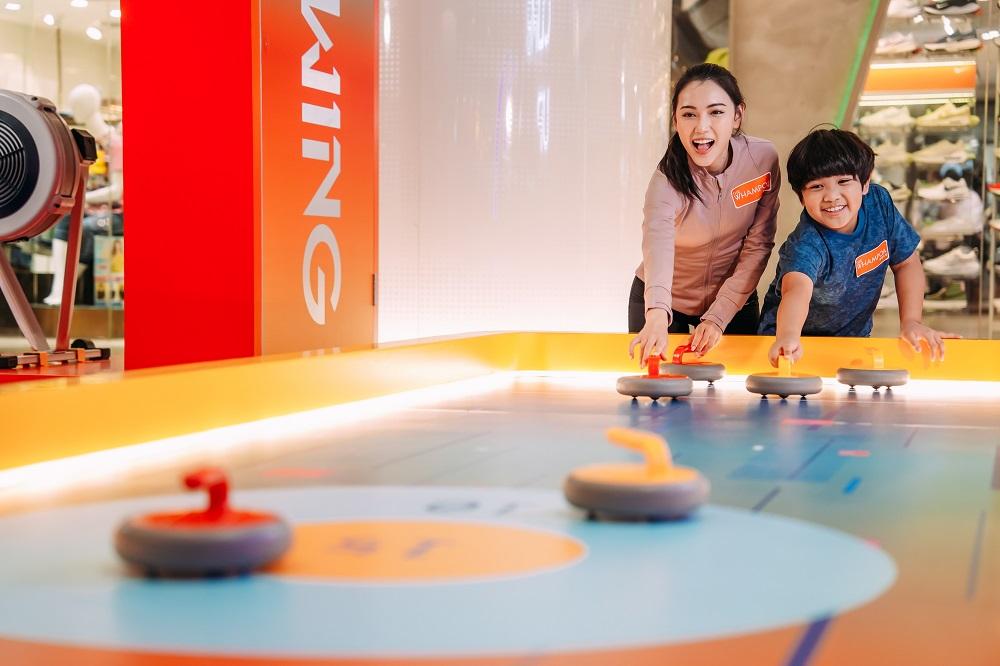 爆推地壺│冰壺是冬季奧運會的人氣項目,驟眼看技術成分不高,但其實暗藏學問,有「冰上國際象棋」之稱,既講腦力也要努力,想試推冰壺?就來「爆推地壺」!