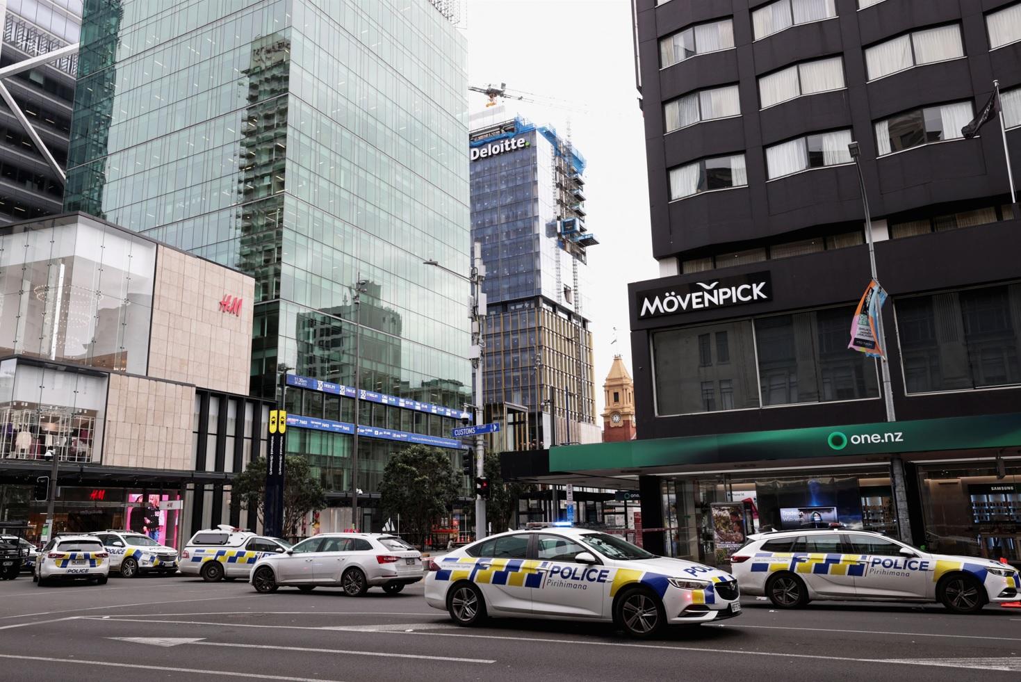 女足世界盃揭幕戰前,新西蘭城市奧克蘭爆槍擊案,警車在案發大廈附近戒備。(路透社)