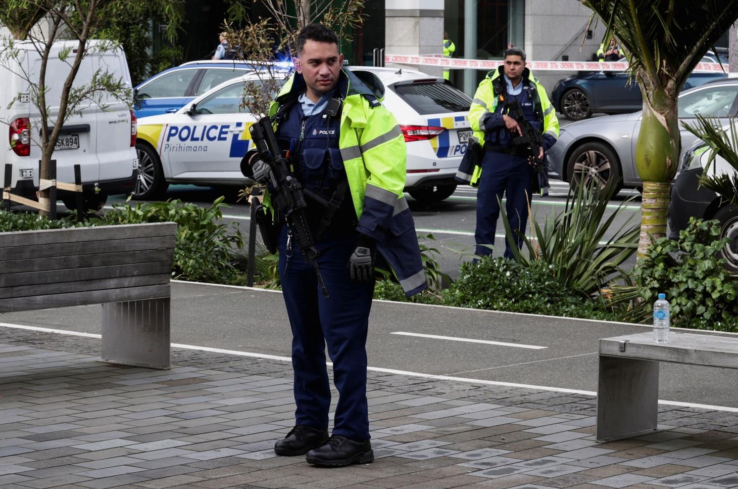 女足世界盃揭幕戰前,新西蘭城市奧克蘭爆槍擊案,警員在案發大廈附近戒備。(路透社)