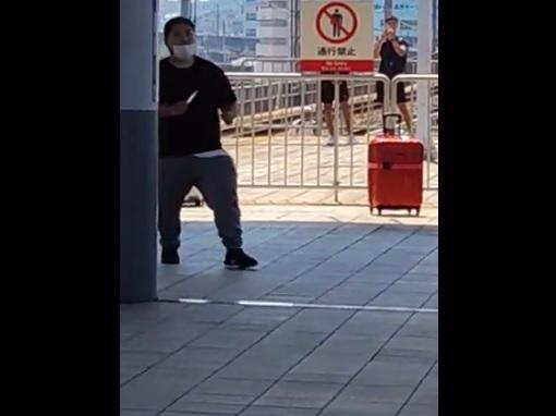 網上流傳男子在月台上持刀與警員對峙的片段。(互聯網)