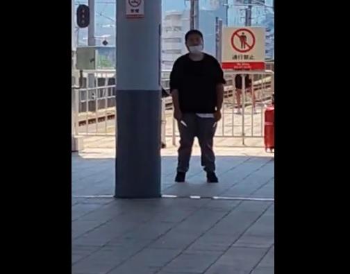 網上流傳男子在月台上持刀與警員對峙的片段。(互聯網)