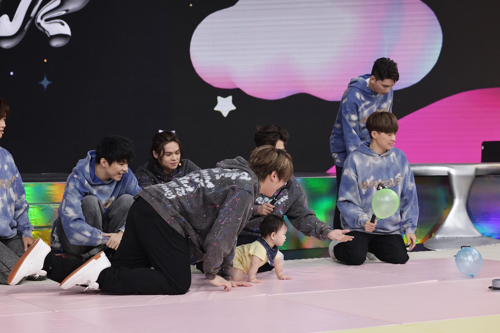 姜濤父愛大發,落力與Anson B打好關係。