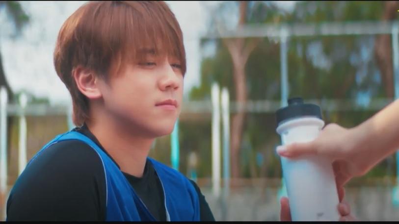 Mandy主動向姜濤遞上飲過的水,試圖促成「間接吻」。