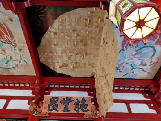 東京淺草寺本堂天花板的「龍之圖」於周六(8日)上午突然剝落。(互聯網)