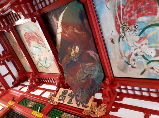 東京淺草寺本堂天花板的「龍之圖」於周六(8日)上午突然剝落。(互聯網)