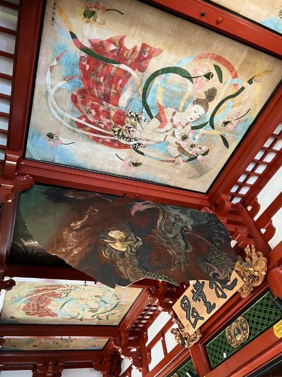 東京淺草寺本堂天花板的「龍之圖」於周六(8日)上午突然剝落。(互聯網)