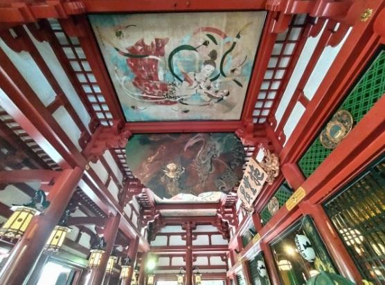 東京淺草寺本堂天花板的「龍之圖」於周六(8日)上午突然剝落。(互聯網)