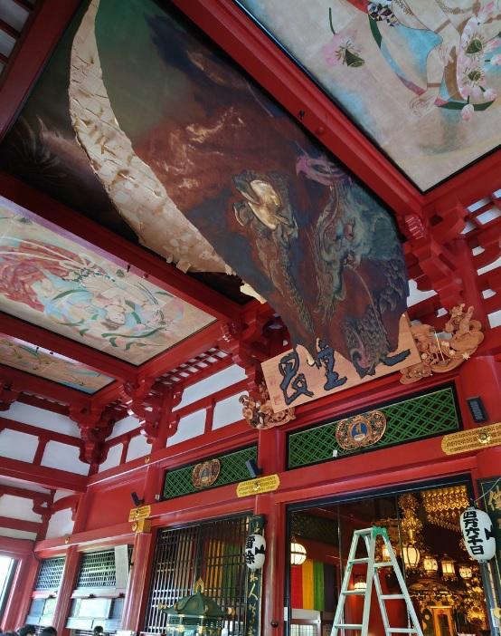 東京淺草寺本堂天花板的「龍之圖」於周六(8日)上午突然剝落。(互聯網)