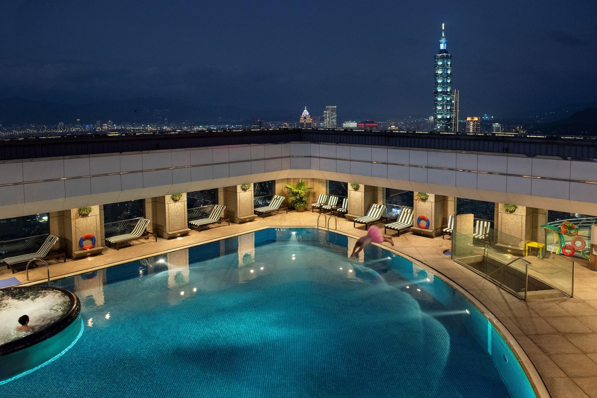 屋頂室外游泳池