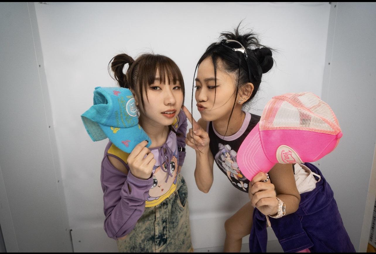 張天穎推出新歌《pick up your phone》,邀請麗英@小薯茄為新歌featuring及齊齊拍MV。